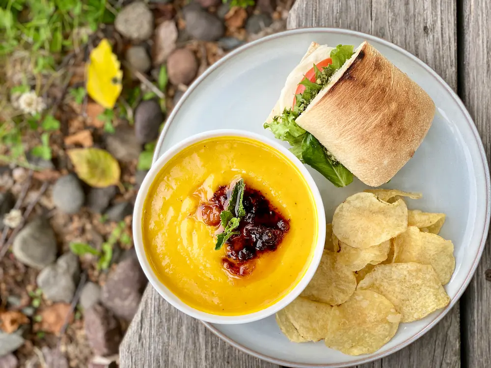Fresh eats soup and sammie and chips