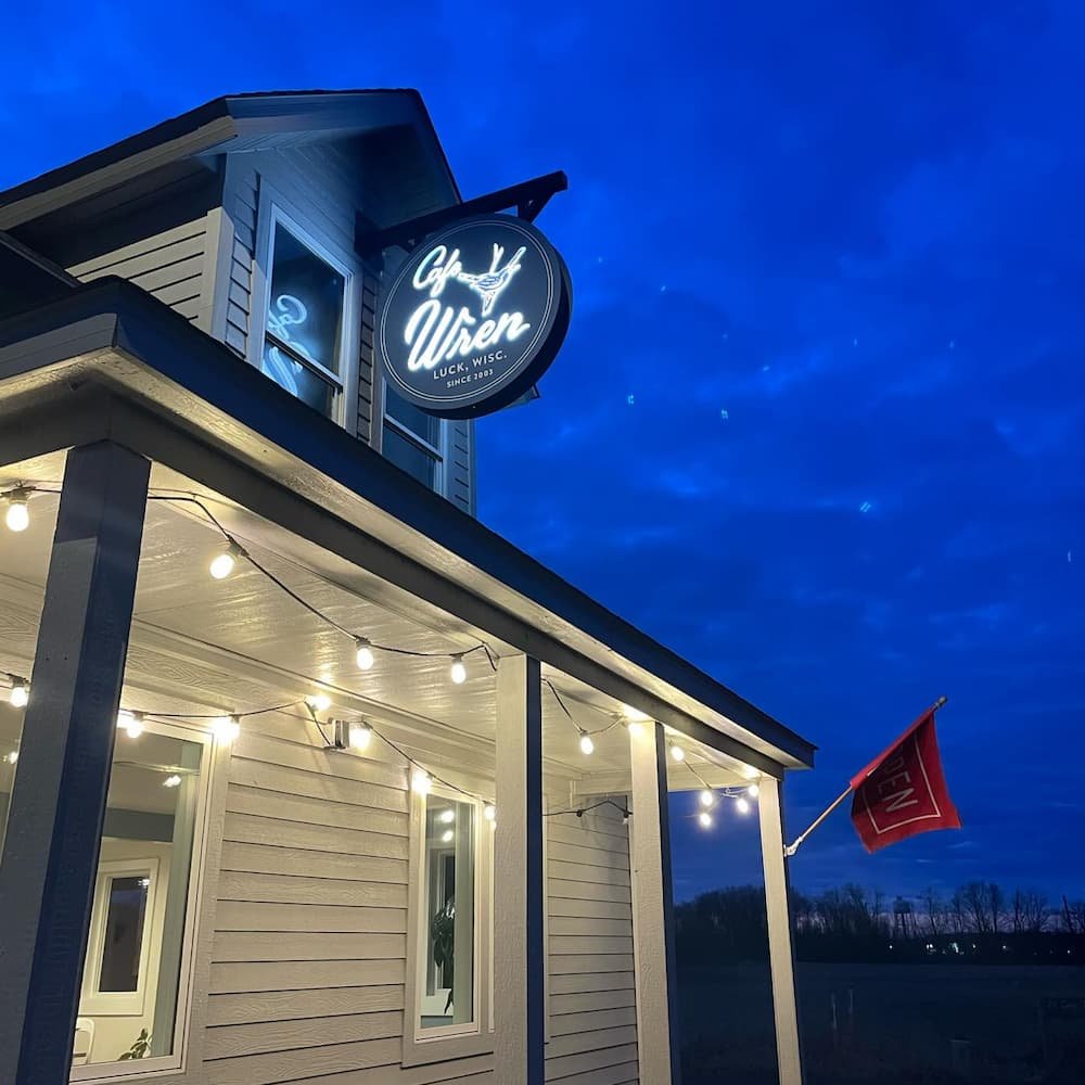Cafe wren at night